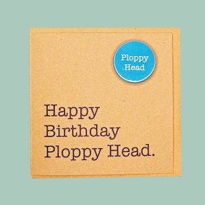 Joyeux anniversaire Ploppy Head. Ami, frère, petit ami. Carte de badge faite main Teddy Perkins.