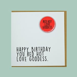 Feliz aniversário, deusa do amor vermelha e ardente. Esposa, namorada. Cartão engraçado, feito à mão, do distintivo Teddy Perkins.