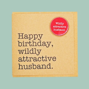 Joyeux anniversaire, mari extrêmement attirant. Carte de badge Teddy Perkins amusante et faite main.