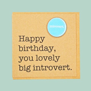 Feliz cumpleaños, adorable gran introvertido. Divertida tarjeta de insignia de Teddy Perkins hecha a mano.