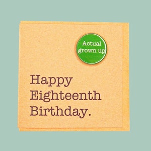 Gefeliciteerd met je achttiende verjaardag. Echte volwassen badge. Grappige 18e kaart.