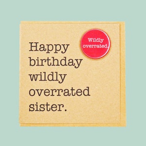 Joyeux anniversaire sœur surfaite. Carte d'insigne amusante faite main Teddy Perkins.