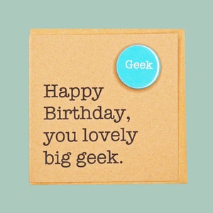 Joyeux anniversaire, grand geek adorable. Carte de badge drôle d'ami de Teddy Perkins.