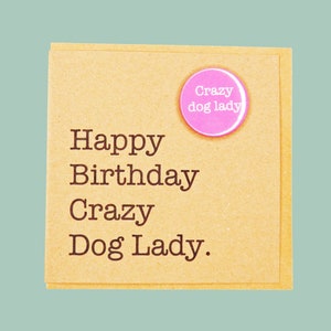 Alles Gute zum Geburtstag verrückte Hundedame. Lustige Hunde Liebhaber Karte - Handgemachte Teddy Perkins Abzeichen Karte.