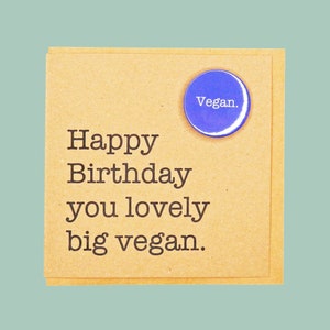 Feliz cumpleaños, gran vegano encantador. Tarjeta de amigo divertida - Tarjeta de insignia hecha a mano de Teddy Perkins.