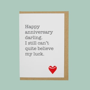 Feliz aniversario cariño. Todavía no puedo creer mi suerte: tarjeta esmaltada a mano de Teddy Perkins.