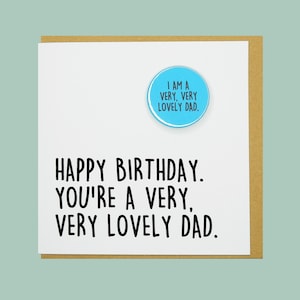 Feliz cumpleaños, eres un papá muy encantador. Tarjeta con insignia de Teddy Perkins.