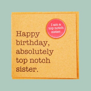 Feliz cumpleaños, hermana de primera. Tarjeta con insignia hecha a mano de Teddy Perkins.