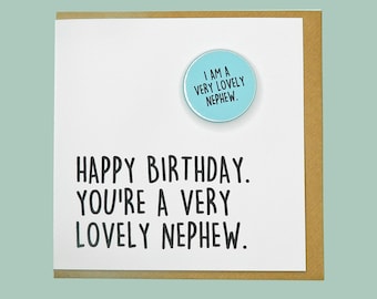 Buon compleanno, sei un nipote davvero adorabile. Biglietto di auguri con distintivo di Teddy Perkins.