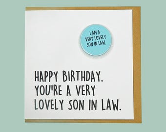 Buon compleanno, sei un genero davvero adorabile. Biglietto di auguri con distintivo di Teddy Perkins.