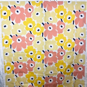 Tela Marimekko &quot;Pieni Unikko 2&quot; 100% algodón en amarillo y melocotón, vendida por media yarda, amapolas escandinavas, arte pop, flores, floral.