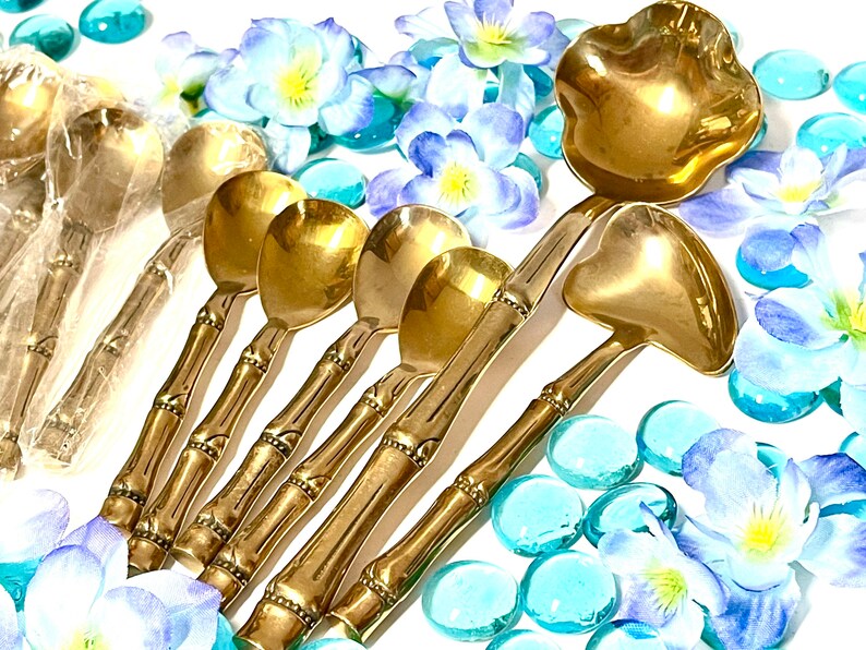 Puede incluir: Un juego de cucharas y cucharones de bamb&uacute; con mangos dorados. Las cucharas tienen una forma de cuenco redondeada, mientras que los cucharones tienen un cuenco m&aacute;s ancho y poco profundo. Los mangos son de bamb&uacute; y tienen un color marr&oacute;n natural.