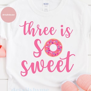3. Geburtstag SVG, dritten Geburtstag SVG, 3. Geburtstag Mädchen SVG, drei ist so süß Svg, geschnitten E-Datei für Cricut und Silhouette, Geburtstagskind Svg, 3