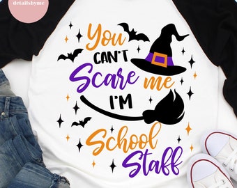 Può includere: Una maglietta da baseball bianca e nera con un design di cappello da strega e scopa. Il testo sulla maglietta recita "You Can't Scare Me I'm School Staff".