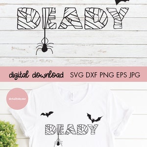 以下が含まれることがあります： 白いTシャツに、ミイラの包帯で「DEADLY」という黒い文字が書かれており、その上にコウモリとクモが、下にクモが描かれています。画像の下部に「detailsbyme」というテキストがあります。
