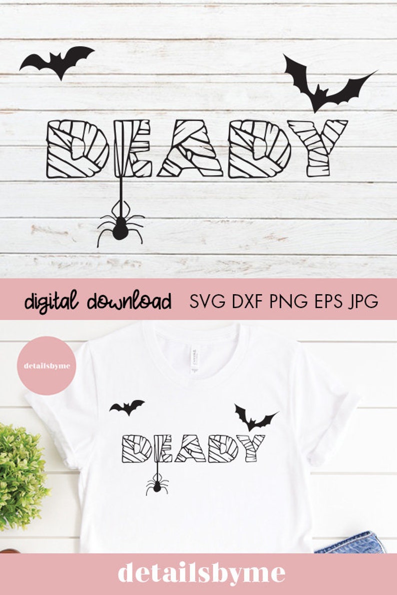 以下が含まれることがあります： 白いTシャツに、ミイラの包帯で「DEADLY」という黒い文字が書かれており、その上にコウモリとクモが、下にクモが描かれています。画像の下部に「detailsbyme」というテキストがあります。