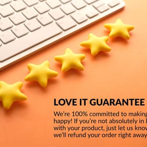 K&ouml;nnte beinhalten: Eine wei&szlig;e Computertastatur mit f&uuml;nf gelben sternf&ouml;rmigen Objekten, die diagonal auf einer orangefarbenen Oberfl&auml;che angeordnet sind. Der Text "LOVE IT GUARANTEE" wird unter den Sternen zusammen mit einer Kundenzufriedenheitsbotschaft angezeigt.