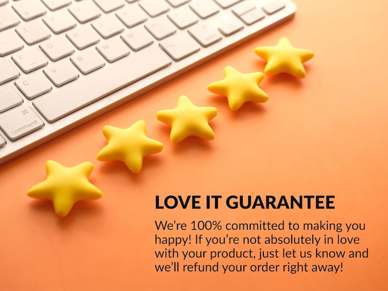 K&ouml;nnte beinhalten: Eine wei&szlig;e Computertastatur mit f&uuml;nf gelben sternf&ouml;rmigen Objekten, die diagonal auf einer orangefarbenen Oberfl&auml;che angeordnet sind. Der Text "LOVE IT GUARANTEE" wird unter den Sternen zusammen mit einer Kundenzufriedenheitsbotschaft angezeigt.