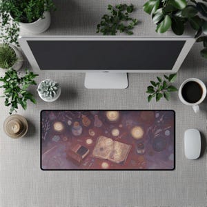 Puede incluir: Alfombrilla de ratón rectangular con una ilustración oscura y mística que presenta velas, libros y botellas de pociones. La paleta de colores incluye tonos de morado, marrón y dorado. También se ven un monitor de ordenador, una taza de café y un ratón.