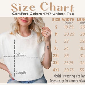 K&ouml;nnte beinhalten: Eine Gr&ouml;&szlig;entabelle f&uuml;r Comfort Colors 1717 Unisex Tee-Shirts. Die Tabelle zeigt die Ma&szlig;e in Zoll f&uuml;r die Gr&ouml;&szlig;en S bis 4XL. Das Model tr&auml;gt Gr&ouml;&szlig;e Large. Die Tabelle enth&auml;lt auch den Text "One size up for a more relaxed fit."