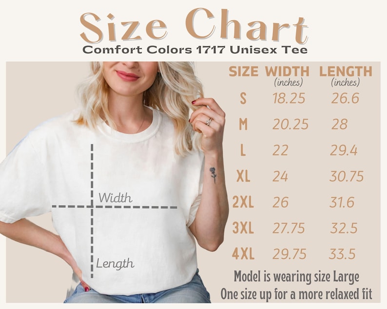 K&ouml;nnte beinhalten: Eine Gr&ouml;&szlig;entabelle f&uuml;r Comfort Colors 1717 Unisex Tee-Shirts. Die Tabelle zeigt die Ma&szlig;e in Zoll f&uuml;r die Gr&ouml;&szlig;en S bis 4XL. Das Model tr&auml;gt Gr&ouml;&szlig;e Large. Die Tabelle enth&auml;lt auch den Text "One size up for a more relaxed fit."