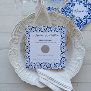 Gratta e vinci semi-personalizzato con piastrelle blu per il giorno del matrimonio, gratta e vinci personalizzato per drink gratuito, gratta e vinci personalizzato per matrimoni o eventi