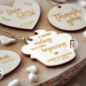 K&ouml;nnte beinhalten: Ein Set aus sechs Holz-Hochzeitsgeschenkanh&auml;ngern mit goldener Beschriftung. Die Anh&auml;nger zeigen verschiedene Spr&uuml;che, darunter "Lass die Liebe wachsen", "Ein s&uuml;&szlig;es Ende f&uuml;r einen neuen Anfang" und "Danke".