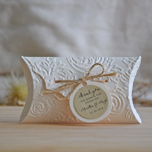 Boîtes à dragées de mariage faites à la main en ivoire, boîtes à dragées de fête, boîtes à dragées de fête en relief, cadeaux de douche, boîte à oreiller de douche, cadeaux de fête uniques