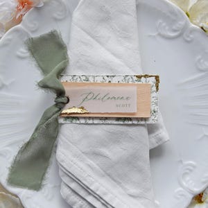 Tarjeta de lugar Olive Grove, edición madera: tarjeta de lugar única con bordes engalanados y madera para eventos, tarjetas de lugar hechas a mano para una boda en el jardín