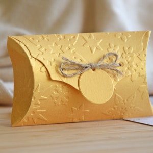 Pack of 10 Shimmery Golden Christmas Gift Pillow Boxes, Favor boxes, Christmas Gift Pillow Boxes With Snowflake Pattern, Small Gift Box