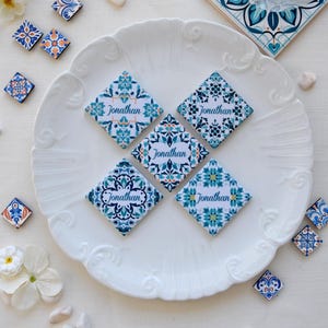 Set mit 5 grünen portugiesischen Magnetplättchen, personalisiert mit dem Namen des Gastes, Tischkarte mit starkem Magnet, Tischkarte und Gastgeschenk