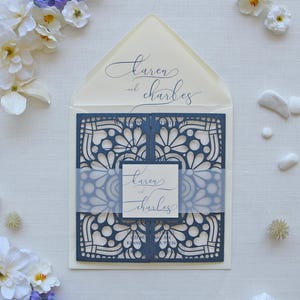 Suite di inviti di nozze romantici con taglio laser Mandala, inviti di nozze romantici blu navy con RSVP, eleganti suite di inviti personalizzati