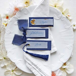 Tarjeta de lugar Velvet Sky: tarjeta de lugar azul, tarjeta de nombre minimalista con o sin papel metálico, sello de cera, gasa y opción de borla para bodas y eventos.