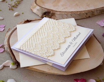 Invitación de boda lavanda, invitación de boda morada de bolsillo, invitación shabby chic, invitación de boda con encaje, invitación de boda lila
