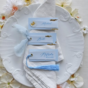 Azure Whisper Plaatskaart – Blauwe plaatskaart, Minimalistisch naamkaartje met of zonder folie - Waxzegel, Chiffon, Kwastje optie voor Bruiloft/Evenementen