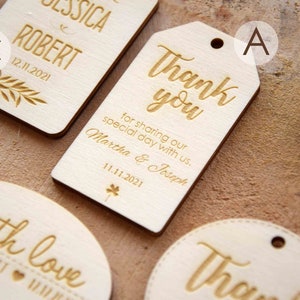 K&ouml;nnte beinhalten: Holz-Dankesch&ouml;n-Etiketten mit goldener Beschriftung. Die Etiketten zeigen den Text "Danke" und "f&uuml;r das Teilen unseres besonderen Tages mit uns." mit den Namen Martha & Joseph und dem Datum 11.11.2021.