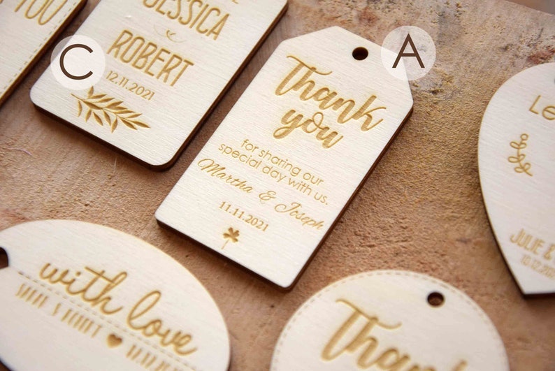 K&ouml;nnte beinhalten: Holz-Dankesch&ouml;n-Etiketten mit goldener Beschriftung. Die Etiketten zeigen den Text "Danke" und "f&uuml;r das Teilen unseres besonderen Tages mit uns." mit den Namen Martha & Joseph und dem Datum 11.11.2021.