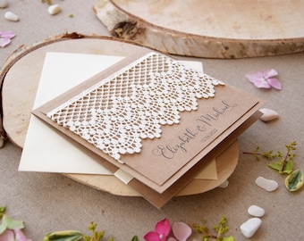 Invitation de mariage rustique avec dentelle kraft.