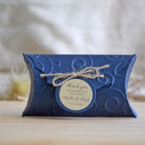 Caixa tipo almofada, para prenda ou lembrança de casamento em azul com brilho