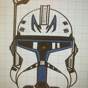 Peut inclure: Un casque brodé blanc et bleu avec une visière noire et une antenne blanche. Le casque a une bande blanche au centre et un motif bleu et blanc sur les côtés.