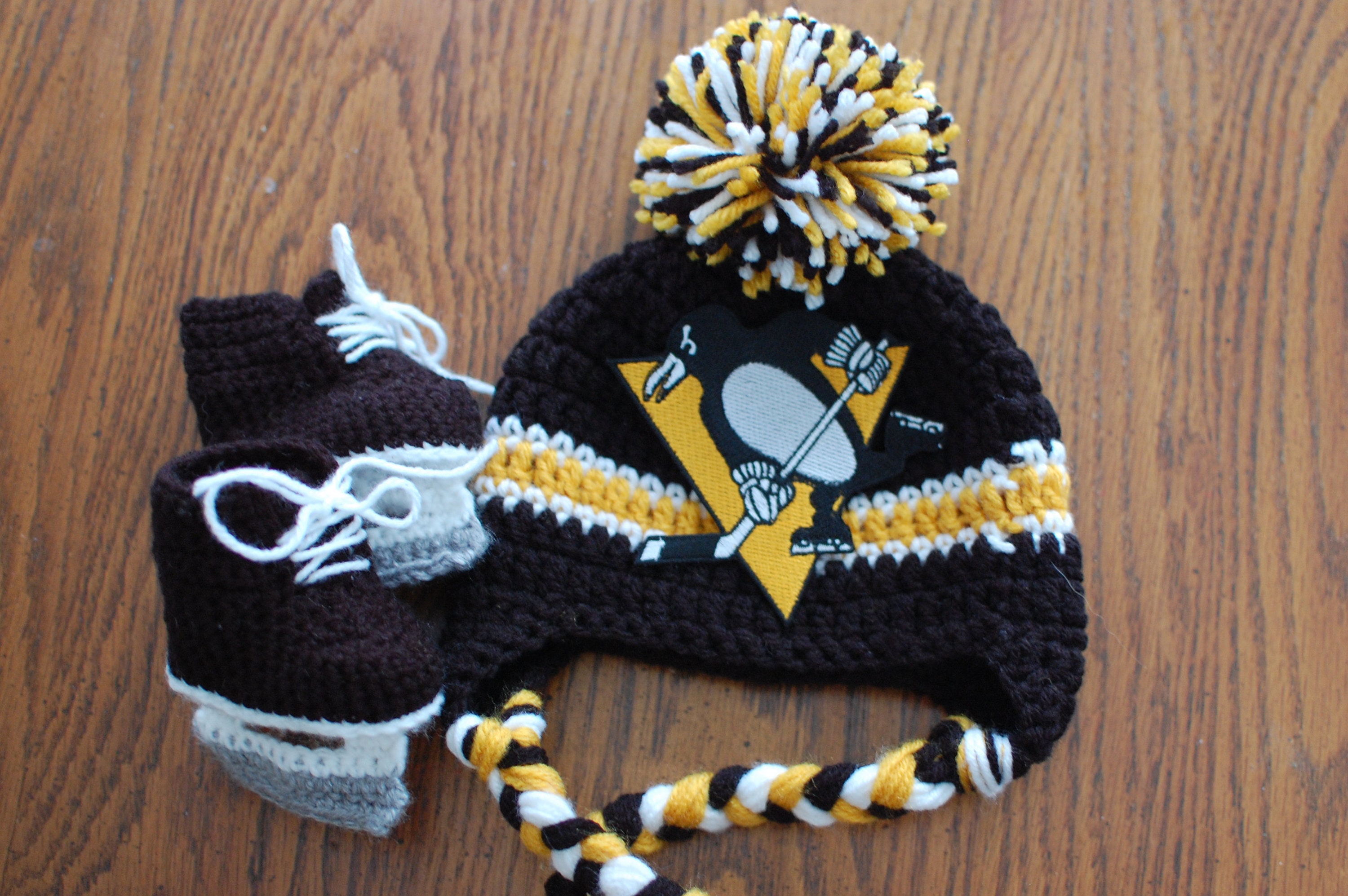 NHL Pittsburgh Penguins Vintage Navy Pom Cuffed Beanie, Men's - Yahoo  Shopping
