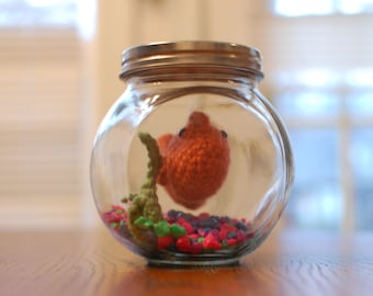 Pescado sin complicaciones - Pez dorado de ganchillo en un frasco de vidrio - Pescado de ganchillo - Pez Amigurumi - Mascota de escritorio - Pecera linda - Pescado en un frasco - pez de juguete - regalo