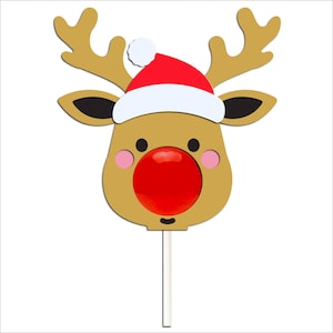 Puede incluir: Una cabeza de reno marrón con una nariz roja y un gorro de Papá Noel blanco y rojo en un palo.