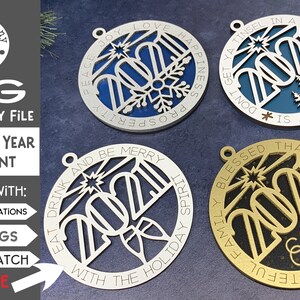 Pode incluir: Quatro ornamentos de madeira cortados a laser que apresentam o ano de 2021 com diferentes dizeres. Os ornamentos são de prata, ouro e azul. Os dizeres são "Peace Joy Love Happiness Prosperity", "Eat Drink and Be Merry With the Holiday Spirit", "Don't Get Ya Tinsel in a Tangle * Is Almost Over *" e "Grateful Family Blessed Thankful Friends".