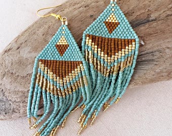 Boucles d'oreilles bohèmes tissées à la main avec perles : écume de mer, or et terre de Sienne brûlée