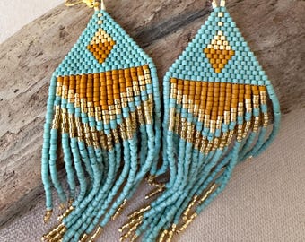 Boucles d'oreilles bohèmes tissées à la main avec perles : écume de mer, or et terre de Sienne