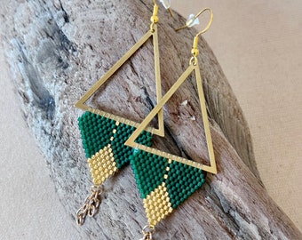 Élégantes boucles d'oreilles triangulaires tissées à la main
