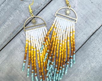 Boucles d'oreilles franges en perles tissées à la main, crépuscule du désert, breloque soleil bohème