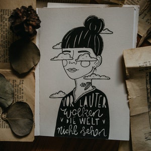 Könnte beinhalten: Schwarz-weiß-Illustration einer Person mit Wolken, die ihre Augen bedecken. Der Text darunter lautet "Vor lauter Wolken die Welt nicht sehen".