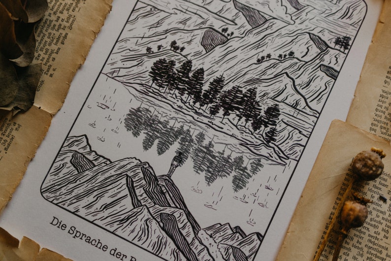 Puede incluir: Grabado en madera en blanco y negro de un paisaje de monta&ntilde;a con un lago y &aacute;rboles. El texto "Die Sprache der" es visible en la parte inferior de la impresi&oacute;n.